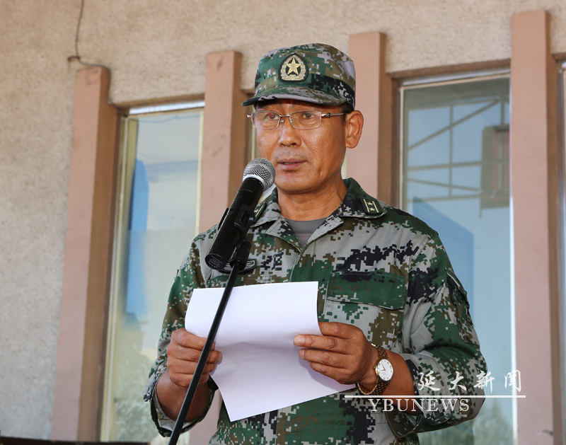 校武装部部长崔正浩宣布军训纪律全 景(摄影 许勇)